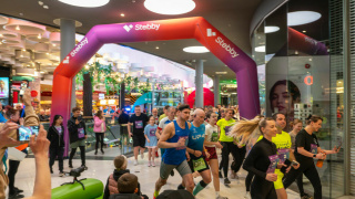 Ülemiste keskus muutus jooksurajaks: esimese kaubanduskeskuse kestvusjooksu võitis Margo Pihlak 37,95 kilomeetriga 11:22