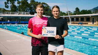 Triatleet Henry Räppo annetas võiduraha olümpiale pürgivatele Liis Kaptenile ja Gregor Rasvale